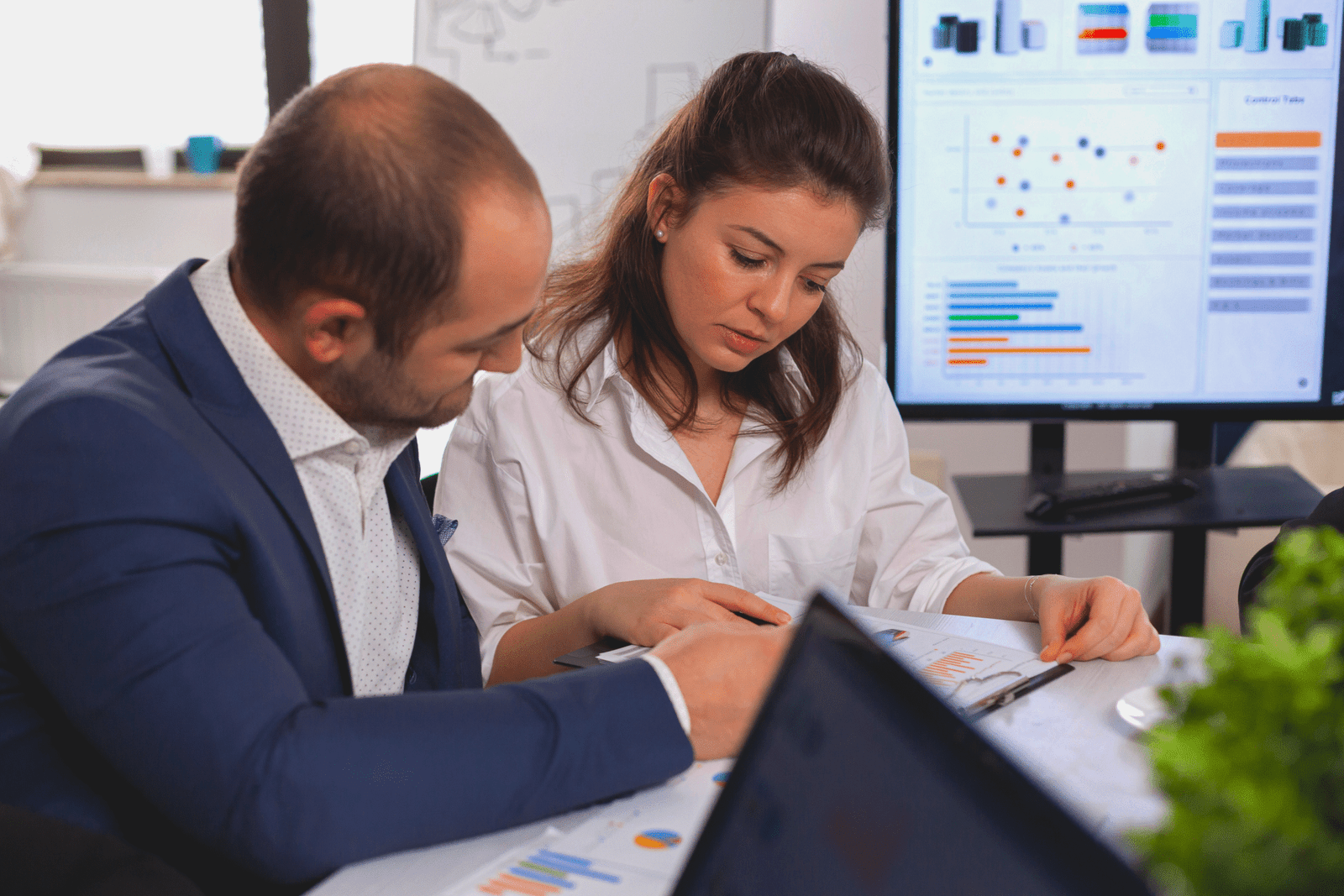 Auditores conversando  sobre proyecto de auditoria