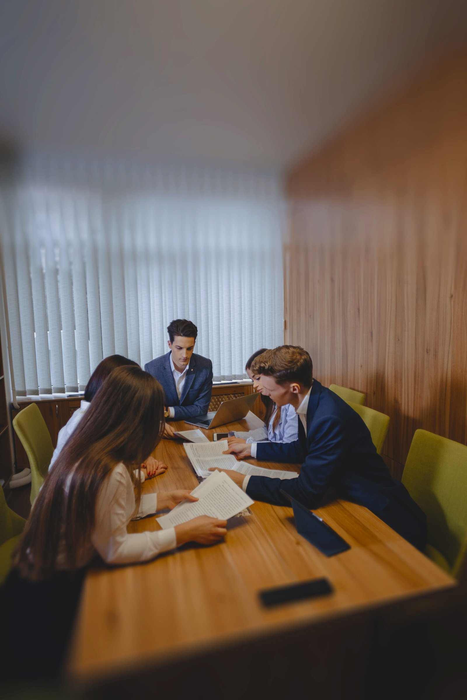 Reunión de trabajadores en capacitación tributaria