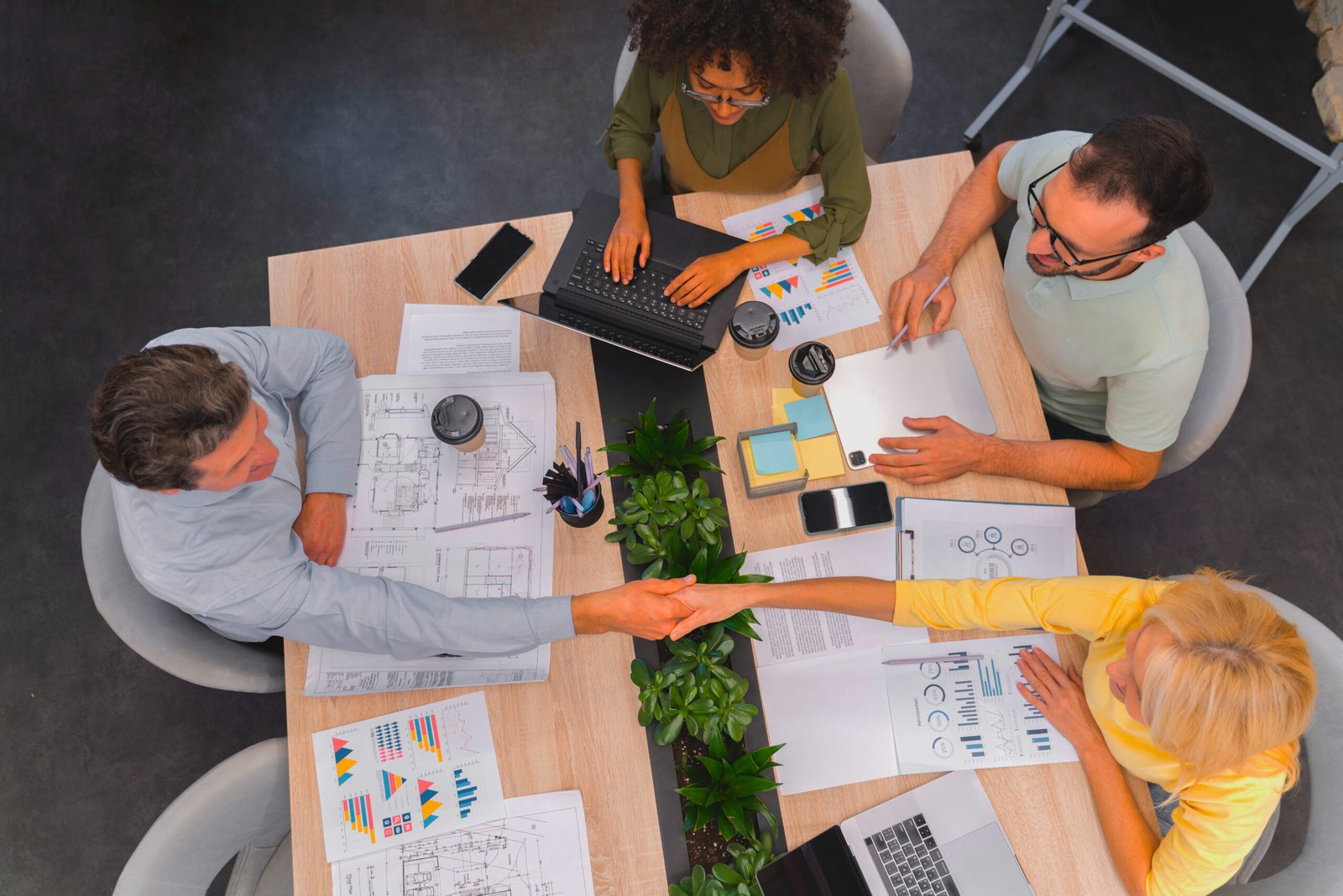 Trabajadores recibiendo asesoría general de una firma contable