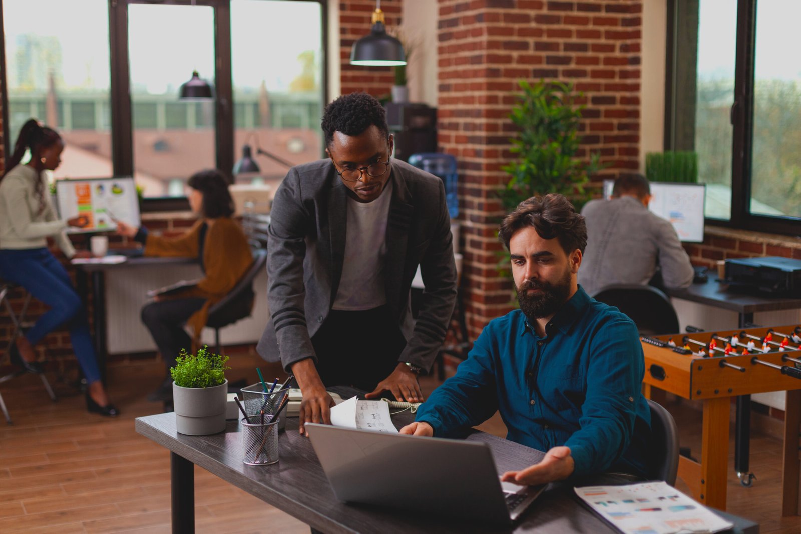 Trabajador y empresario revisando impuestos y renta anual