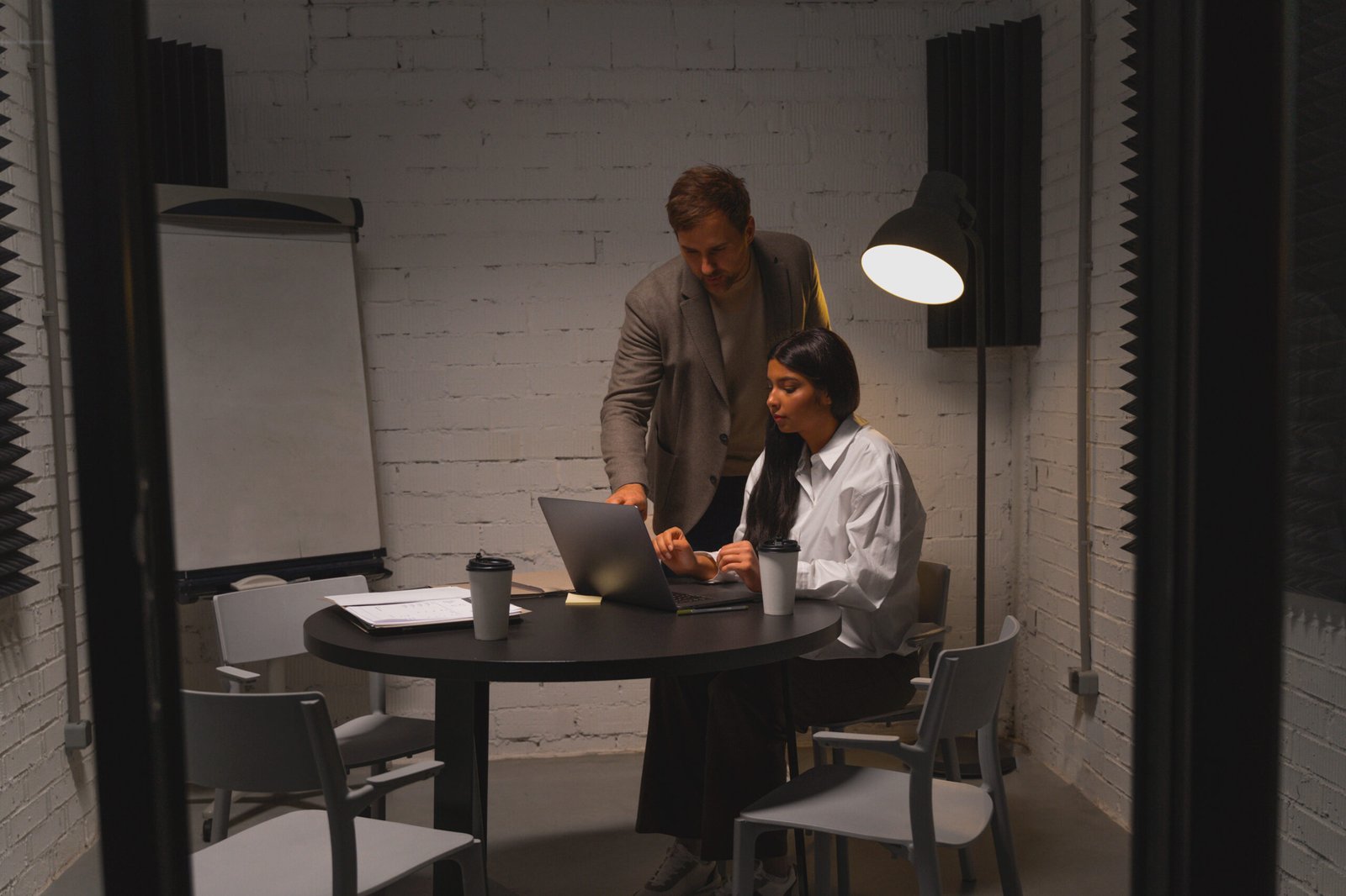 Propietario evaluando recomendaciones de auditoria de cumplimiento